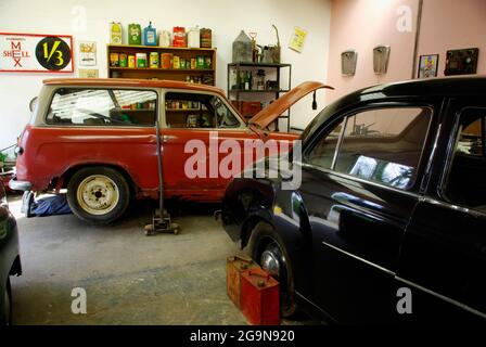 Nachbau einer Garage im Museum der 1950er Jahre, Denbigh. `s Stockfoto